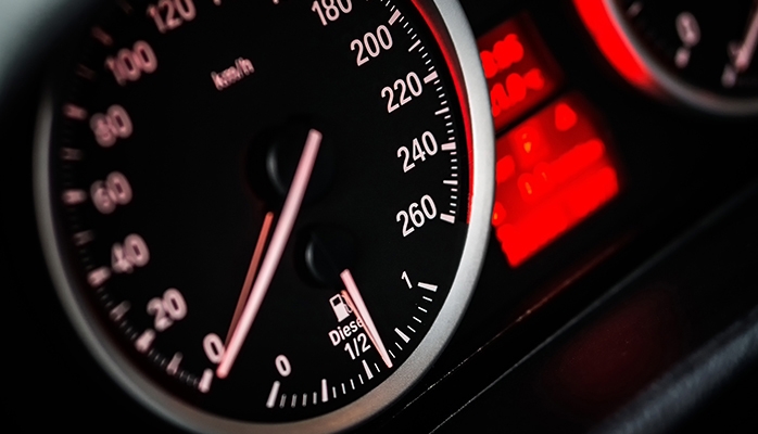 Seuil maximum d’émissions sonores à respecter pour les véhicules à moteur, dans les zones où la vitesse maximale est de 50 km/h
